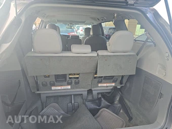 2016 Toyota Sienna XLE 8-Passenger 119.3" WB - miniatura 17