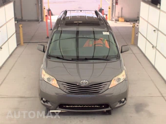 2016 Toyota Sienna XLE 8-Passenger 119.3" WB - miniatura 2