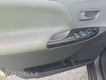 2016 Toyota Sienna XLE 8-Passenger 119.3" WB - miniatura 9