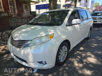 2016 Toyota Sienna XLE 8-Passenger 119.3" WB