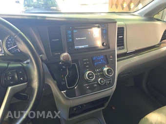 2016 Toyota Sienna XLE 8-Passenger 119.3" WB - miniatura 10