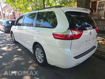 2016 Toyota Sienna XLE 8-Passenger 119.3" WB - miniatura 2