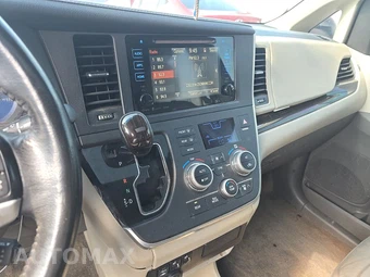 2016 Toyota Sienna XLE 8-Passenger 119.3" WB - miniatura 11