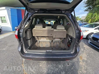 2016 Toyota Sienna XLE 8-Passenger 119.3" WB - miniatura 14