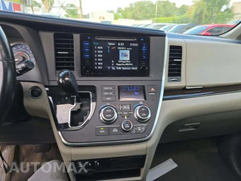 2016 Toyota Sienna XLE 8-Passenger 119.3" WB - miniatura 9