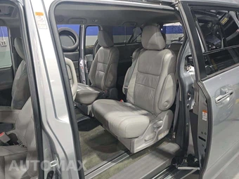2016 Toyota Sienna XLE 8-Passenger 119.3" WB - miniatura 13