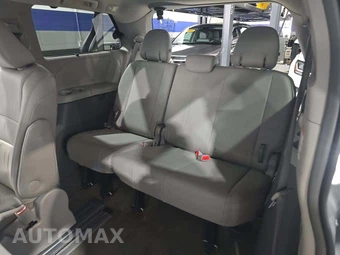 2016 Toyota Sienna XLE 8-Passenger 119.3" WB - miniatura 14