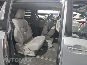 2016 Toyota Sienna XLE 8-Passenger 119.3" WB - miniatura 17