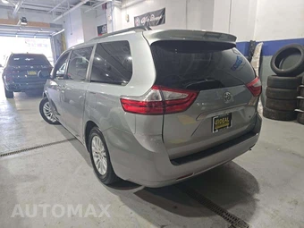 2016 Toyota Sienna XLE 8-Passenger 119.3" WB - miniatura 2