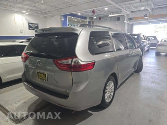 2016 Toyota Sienna XLE 8-Passenger 119.3" WB - miniatura 3