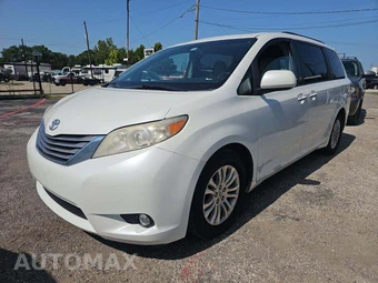 2016 Toyota Sienna XLE 8-Passenger 119.3" WB
