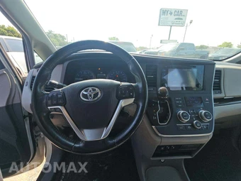 2016 Toyota Sienna XLE 8-Passenger 119.3" WB - miniatura 10