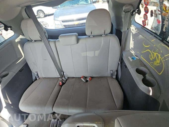 2016 Toyota Sienna XLE 8-Passenger 119.3" WB - miniatura 14