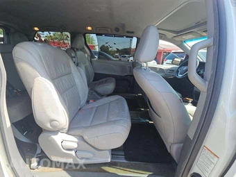 2016 Toyota Sienna XLE 8-Passenger 119.3" WB - miniatura 17