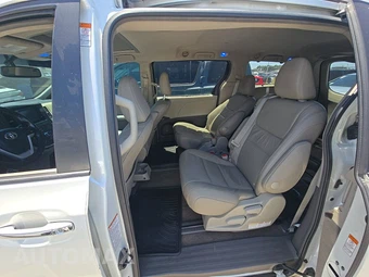 2016 Toyota Sienna XLE 8-Passenger 119.3" WB - miniatura 13