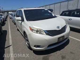 2016 Toyota Sienna XLE 8-Passenger 119.3" WB - miniatura 3