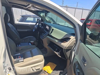 2016 Toyota Sienna XLE 8-Passenger 119.3" WB - miniatura 8