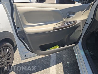 2016 Toyota Sienna XLE 8-Passenger 119.3" WB - miniatura 9