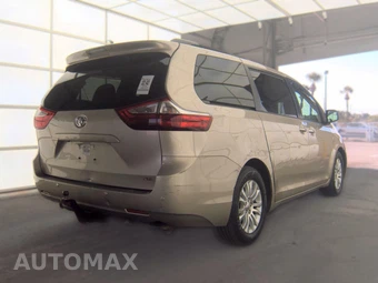 2016 Toyota Sienna XLE 8-Passenger 119.3" WB - miniatura 4