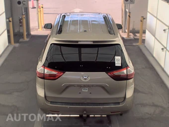 2016 Toyota Sienna XLE 8-Passenger 119.3" WB - miniatura 5