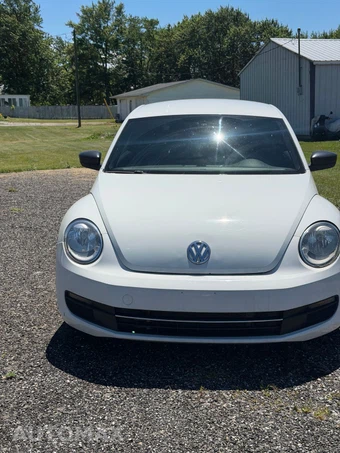 2016 Volkswagen Beetle 1.8T S Hatchback - miniatura 2