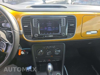 2016 Volkswagen Beetle Dune Hatchback – miniatura 10