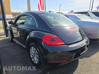 2016 Volkswagen Beetle Wolfsburg Edition Hatchback – miniatura 2