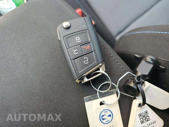 2016 Volkswagen e-Golf SE Hatchback - miniatura 7