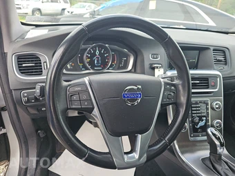 2016 Volvo V60 T5 Premier – miniatura 10