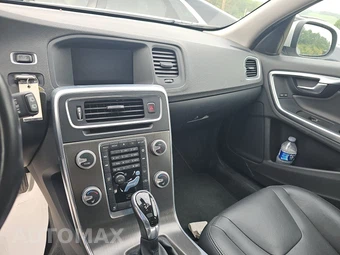 2016 Volvo V60 T5 Premier – miniatura 11