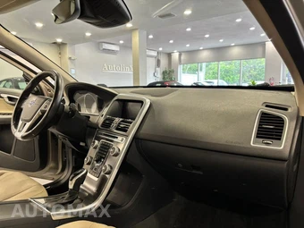 2016 Volvo XC60 T5 Platinum - miniatura 10