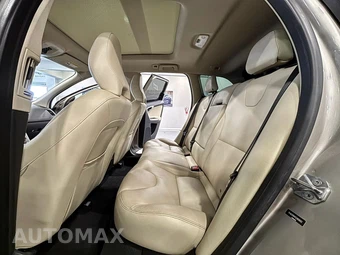2016 Volvo XC60 T5 Platinum - miniatura 16