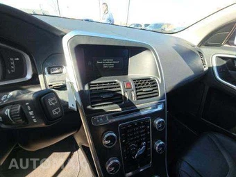 2016 Volvo XC60 T5 Premier – miniatura 11
