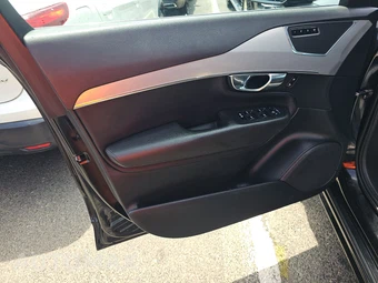 2016 Volvo XC90 T5 Momentum – miniatura 9