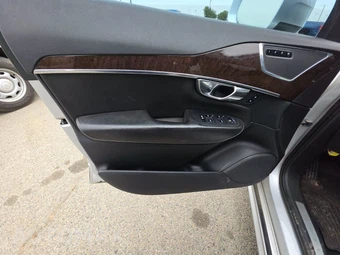 2016 Volvo XC90 T6 Momentum – miniatura 9