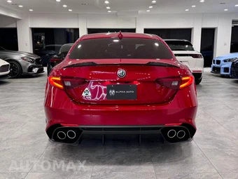 2017 Alfa Romeo Giulia Quadrifoglio - miniatura 5