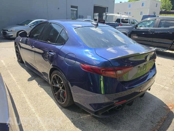 2017 Alfa Romeo Giulia Quadrifoglio – miniatura 2