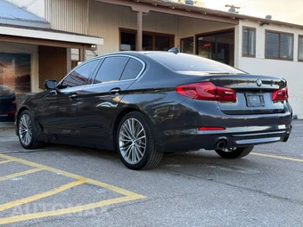 2017 BMW 5 Series Sedan 530i - miniatura 2