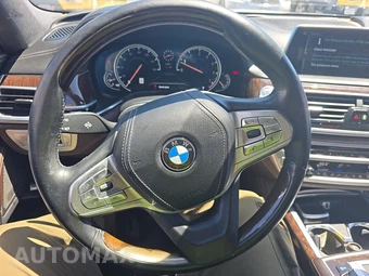 2017 BMW 7 Series Sedan 740i - miniatura 10