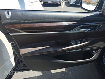2017 BMW 7 Series Sedan 740i - miniatura 9