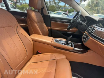 2017 BMW 7 Series Sedan 750i - miniatura 10