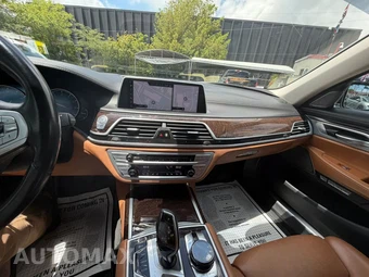 2017 BMW 7 Series Sedan 750i - miniatura 15