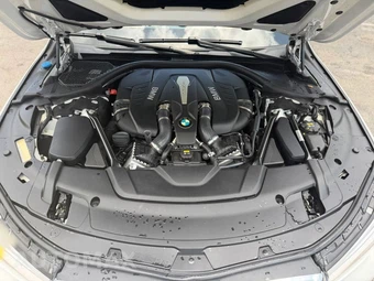 2017 BMW 7 Series Sedan 750i - miniatura 17