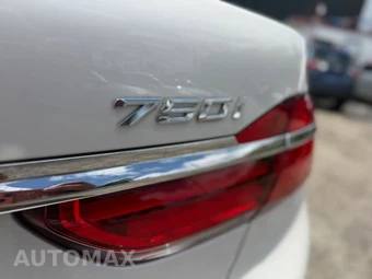 2017 BMW 7 Series Sedan 750i - miniatura 25