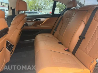 2017 BMW 7 Series Sedan 750i - miniatura 9
