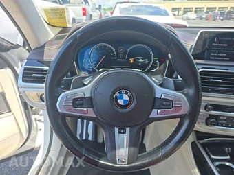 2017 BMW 7 Series Sedan M760i xDrive - miniatura 10