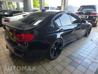 2017 BMW M3 Sedan - miniatura 4