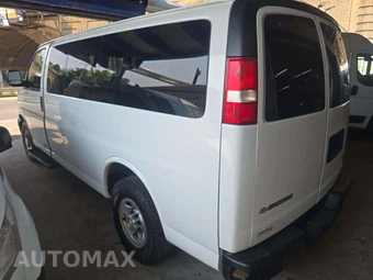 2017 Chevrolet Express 2500 Passenger Van LS 1LS 135.0" WB - miniatura 2