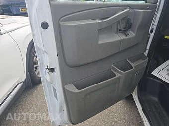 2017 Chevrolet Express 3500 Cargo Van 1WT 135.0" WB - miniatura 9