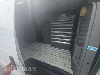 2017 Chevrolet Express 3500 Cargo Van 1WT 155.0" WB – miniatura 15